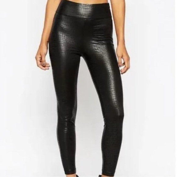 7 For All Mankind 7 FAM Croc Faux Leather Leggings in Black. - Picture 2 of 8